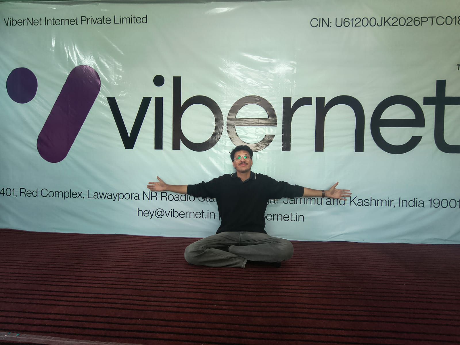 Mehran in front of the ViberNet Internet Private Limited banner — the company launch